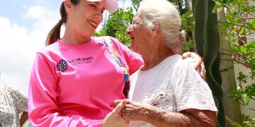 Atenea consiente a las mamás de la Zona Continental de Isla Mujeres