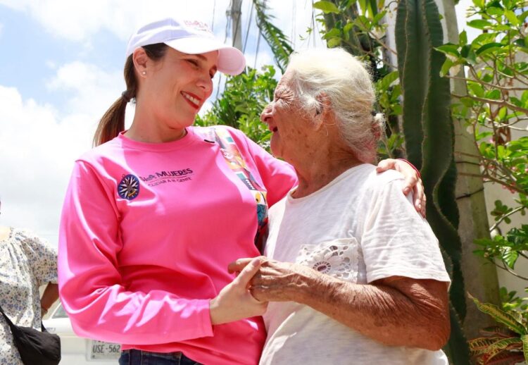Atenea consiente a las mamás de la Zona Continental de Isla Mujeres