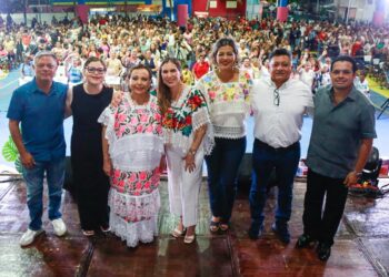 Atenea celebra a las madres de Isla Mujeres con música, show cómico y muchos regalos