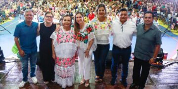 Atenea celebra a las madres de Isla Mujeres con música, show cómico y muchos regalos