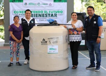 Entrega Blanca Merari tinacos y equipos en apoyo a la economía familiar