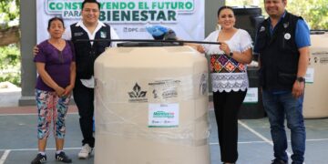 Entrega Blanca Merari tinacos y equipos en apoyo a la economía familiar