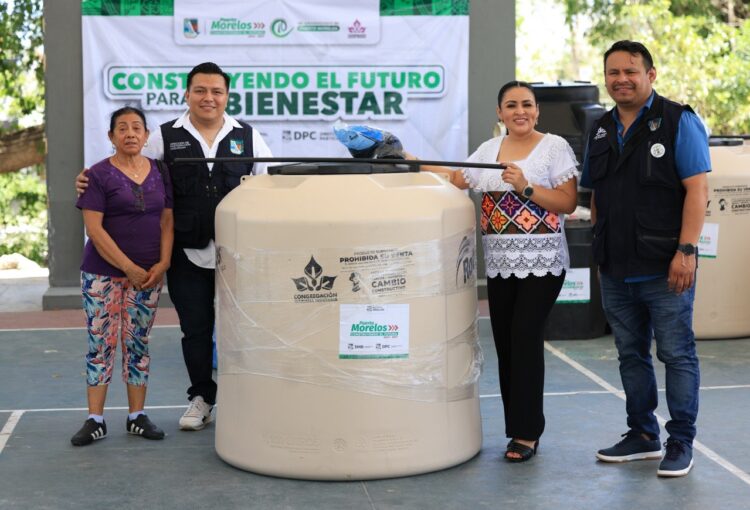 Entrega Blanca Merari tinacos y equipos en apoyo a la economía familiar