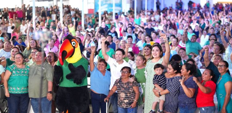 Celebra Renán Sánchez a 2 mil 500 mamás de Cozumel en emotivo convivio