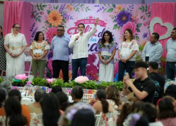 Gino Segura convive con madres de familia en Chetumal