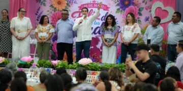 Gino Segura convive con madres de familia en Chetumal