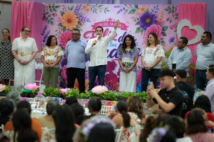 Gino Segura convive con madres de familia en Chetumal