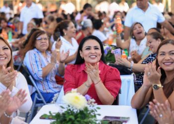 Festeja Blanca Merari a mamás de Puerto Morelos y Leona Vicario