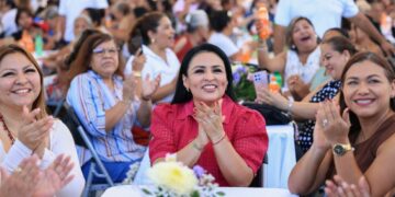 Festeja Blanca Merari a mamás de Puerto Morelos y Leona Vicario