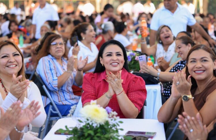Festeja Blanca Merari a mamás de Puerto Morelos y Leona Vicario