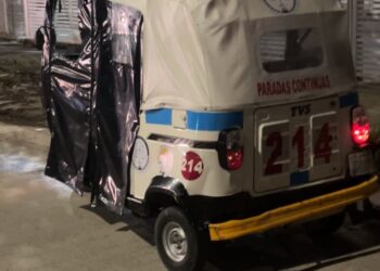 Mototaxista agarra a pedradas a carro que lo chocó, en Playa del Carmen