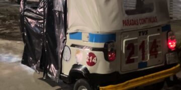 Mototaxista agarra a pedradas a carro que lo chocó, en Playa del Carmen