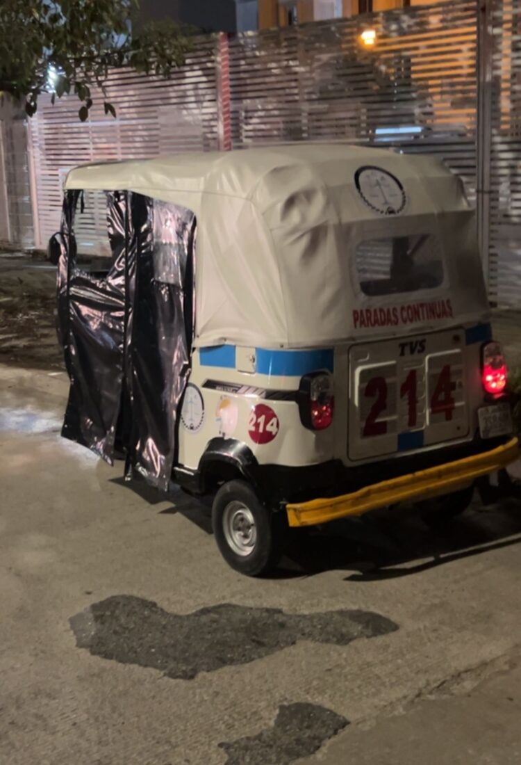 Mototaxista agarra a pedradas a carro que lo chocó, en Playa del Carmen