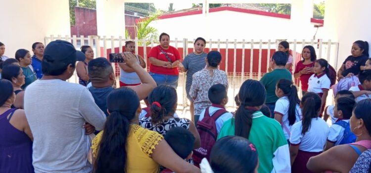 Padres cierran escuela de Ignacio Zaragoza ante ausentismo de director