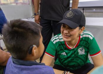 Estefanía Mercado entrega auxiliares auditivos a personas vulnerables de Playa del Carmen