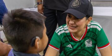 Estefanía Mercado entrega auxiliares auditivos a personas vulnerables de Playa del Carmen