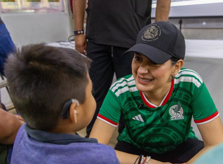 Estefanía Mercado entrega auxiliares auditivos a personas vulnerables de Playa del Carmen