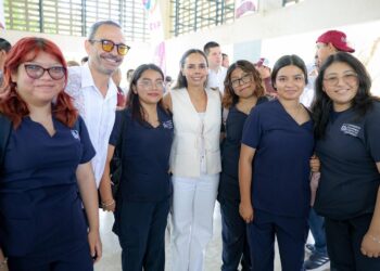 Festeja Blanca Merari a mamás de Puerto Morelos y Leona Vicario