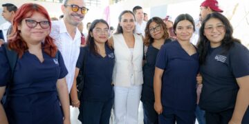 Festeja Blanca Merari a mamás de Puerto Morelos y Leona Vicario