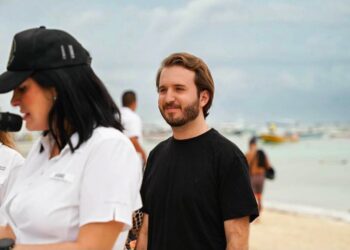 Fernando Muñoz exhorta al cuidado ambiental en Playa del Carmen