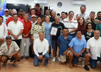 Gobierno de Isla Mujeres rinde homenaje al primer entrenador de los Caguameros