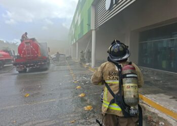 Respuesta inmediata de cuerpos de emergencia evita personas lesionadas tras incendio en Mi Plaza Héroes