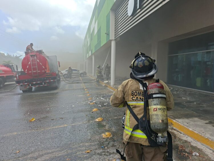 Respuesta inmediata de cuerpos de emergencia evita personas lesionadas tras incendio en Mi Plaza Héroes