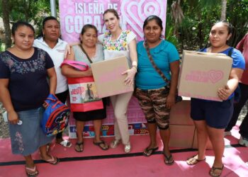 Atenea lleva apoyos alimentarios de “Isleña de Corazón” a familias de Francisco May