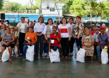 Entrega Blanca Merari apoyos alimentarios a familias de Leona Vicario