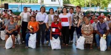 Entrega Blanca Merari apoyos alimentarios a familias de Leona Vicario