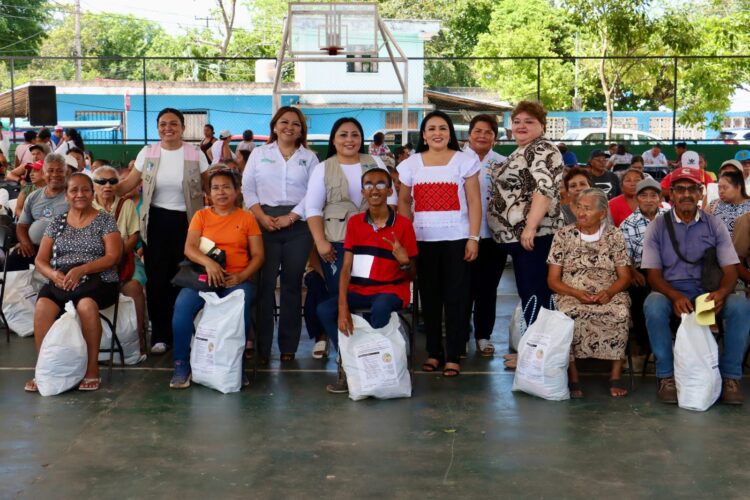 Entrega Blanca Merari apoyos alimentarios a familias de Leona Vicario