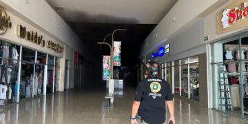 Mi Plaza Héroes permanece cerrada, tras incendio en tienda de ropa