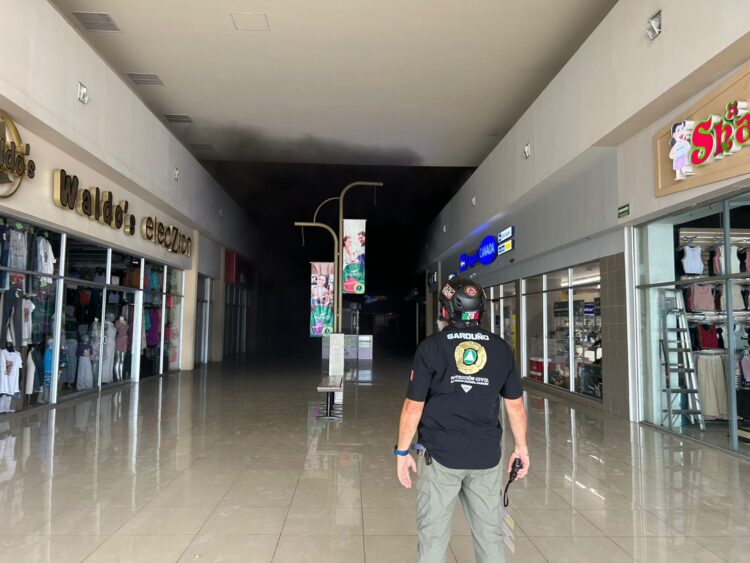 Mi Plaza Héroes permanece cerrada, tras incendio en tienda de ropa