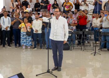 Guillermo Brahms rinde protesta ante el Cabildo de Playa del Carmen como nuevo tesorero municipal