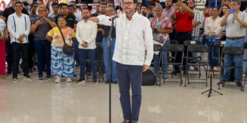 Guillermo Brahms rinde protesta ante el Cabildo de Playa del Carmen como nuevo tesorero municipal