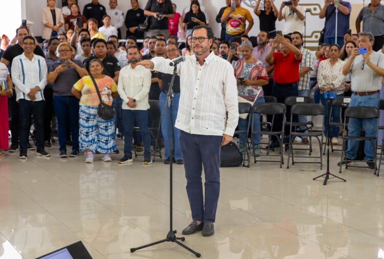 Guillermo Brahms rinde protesta ante el Cabildo de Playa del Carmen como nuevo tesorero municipal