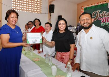 Celebra Blanca Merari al magisterio de Puerto Morelos por el Día del Maestro