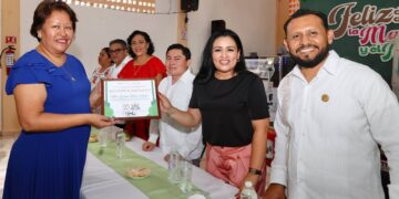 Celebra Blanca Merari al magisterio de Puerto Morelos por el Día del Maestro