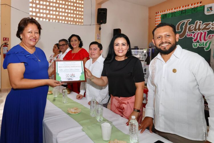 Celebra Blanca Merari al magisterio de Puerto Morelos por el Día del Maestro