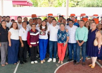 Renán Sánchez y Elda Xix realizan gira para entrega de equipamiento en escuelas de Cozumel