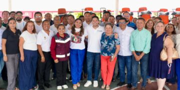 Renán Sánchez y Elda Xix realizan gira para entrega de equipamiento en escuelas de Cozumel