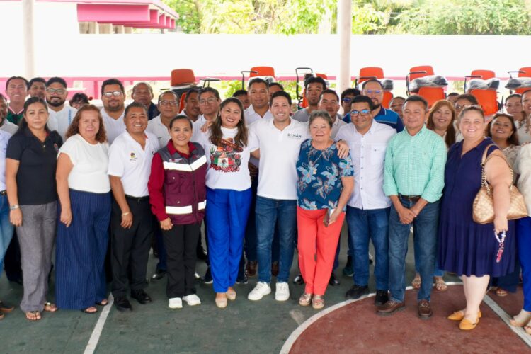Renán Sánchez y Elda Xix realizan gira para entrega de equipamiento en escuelas de Cozumel