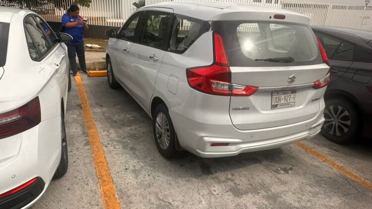 Dan ‘cristalazo’ a coche en el Vips de Plaza las Américas Cancún; empresa se niega a revisar cámaras