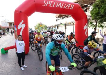 Blanca Merari celebra Carrera Ciclista de 25 Kilómetros en Puerto Morelos   