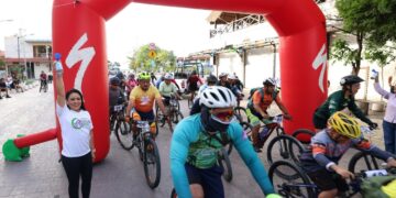 Blanca Merari celebra Carrera Ciclista de 25 Kilómetros en Puerto Morelos   