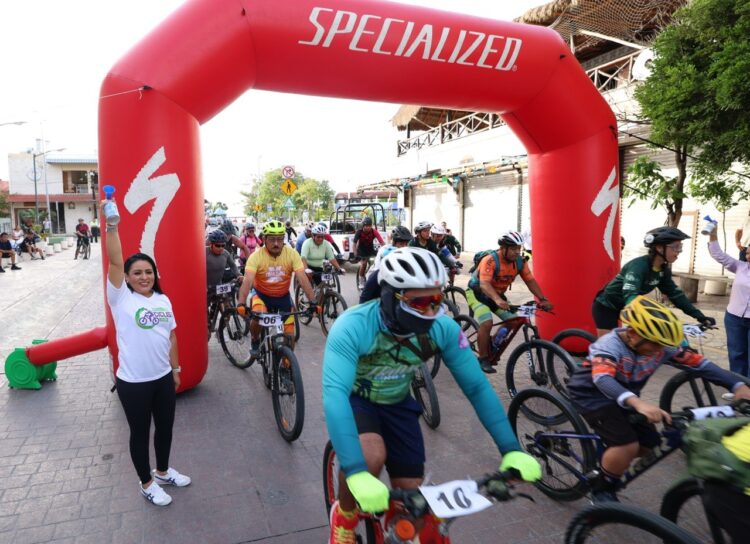 Blanca Merari celebra Carrera Ciclista de 25 Kilómetros en Puerto Morelos