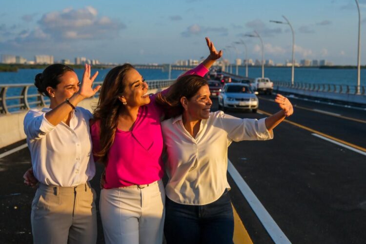 Puntual, a las 6:30 de la mañana Mara Lezama abre a la circulación el majestuoso Puente Vehicular Nichupté