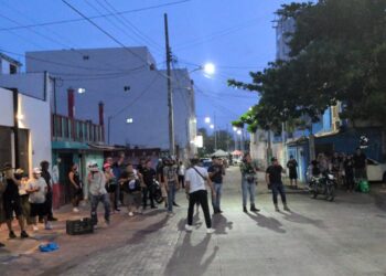 Cancunenses lanzan piedras a casa de extranjero, por convocatoria en redes