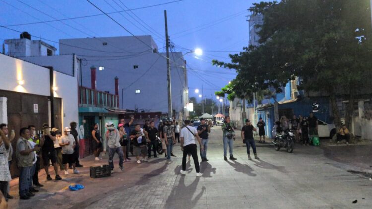 Cancunenses lanzan piedras a casa de extranjero, por convocatoria en redes