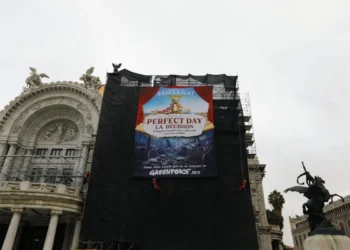 Greenpeace despliega manta en Bellas Artes contra parque de Royal Caribbean en Mahahual